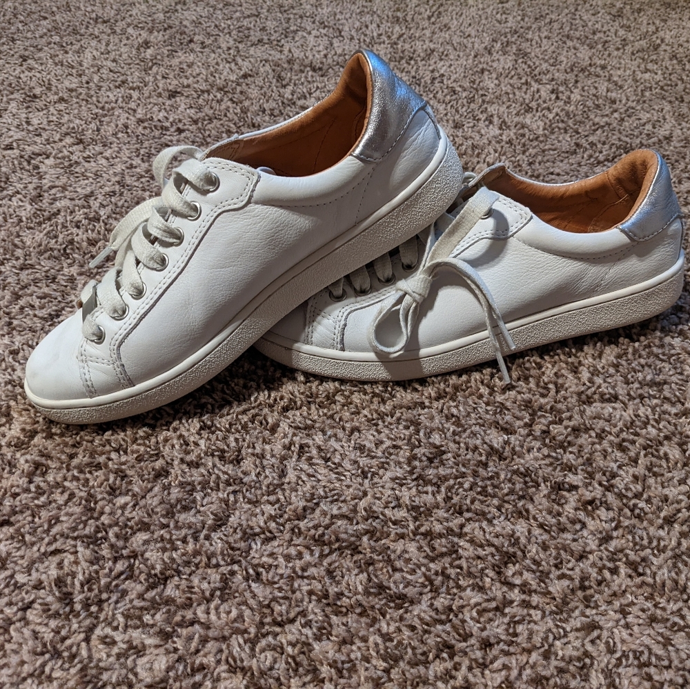 Ugg Milo leather sneaker